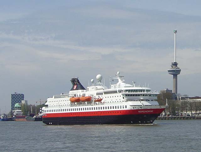 Cruiseschip ms Nordnorge van Hurtigruten aan de Cruise Terminal Rotterdam